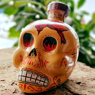 Kah Tequila Reposado. Jedinečná lahev, která skrývá vynikající tequilu z pečlivě vyzrálého agáve. Svoji světle zlatou...